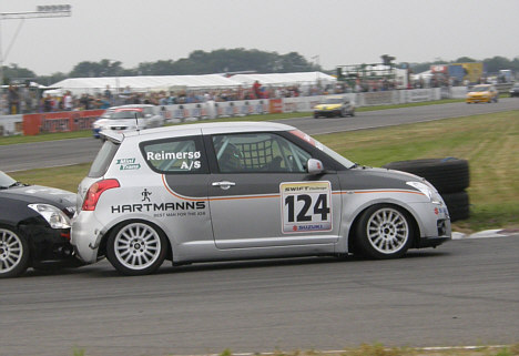 Der blev kørt meget tæt (og hårdt) Suzuki Swift Challenge løbene, men Nick Reimersø holdt sig fri af problemerne.